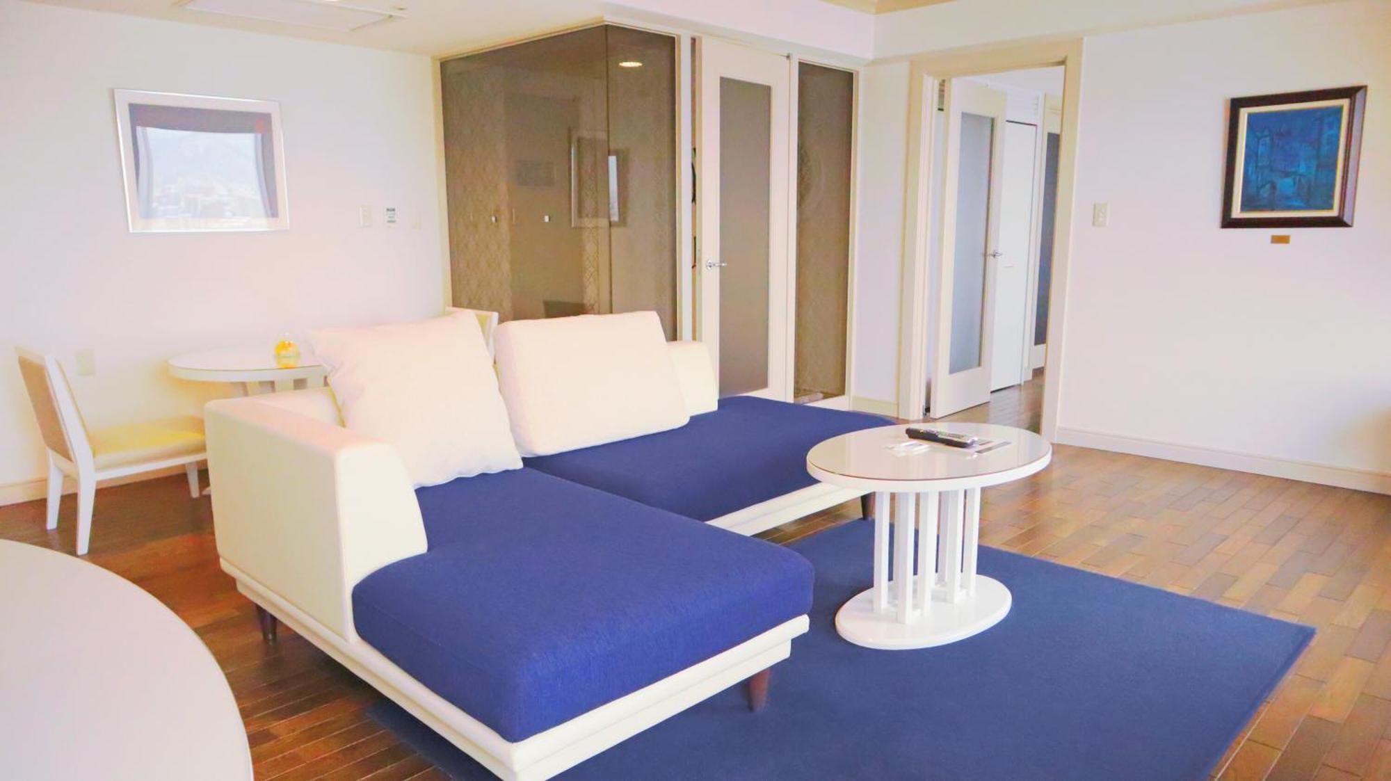 فندق بريمير ناكاجيما بارك سابورو المظهر الخارجي الصورة A living room in a serviced apartment in Hong Kong