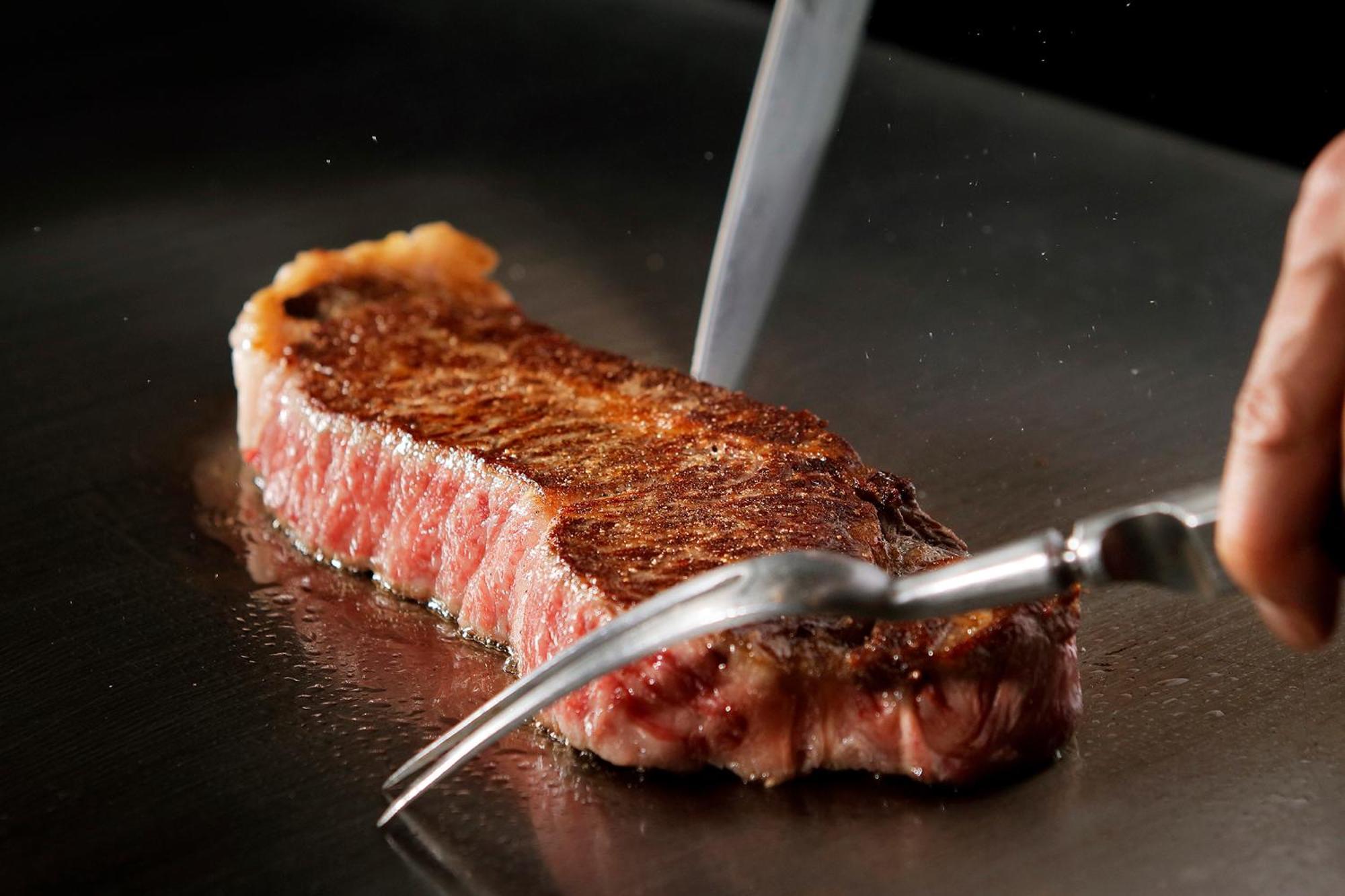 فندق بريمير ناكاجيما بارك سابورو المظهر الخارجي الصورة A steak being seared
